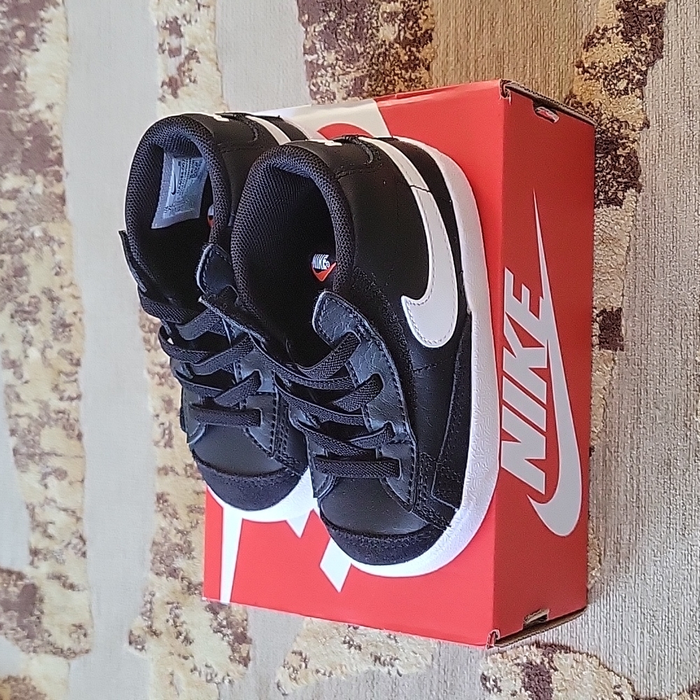 Nike black and white blazer sneakers 7C